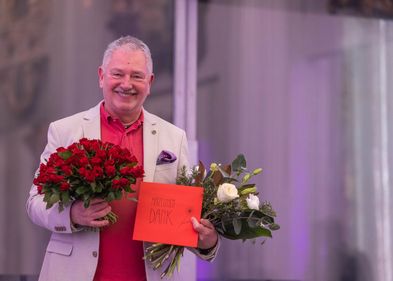 Letzte Vorlesung, Foto: Christian Hüller Herr Dr. Ronthaler, der die Letzte Vorlesung gehalten hat, mit zwei Blumensträußen.