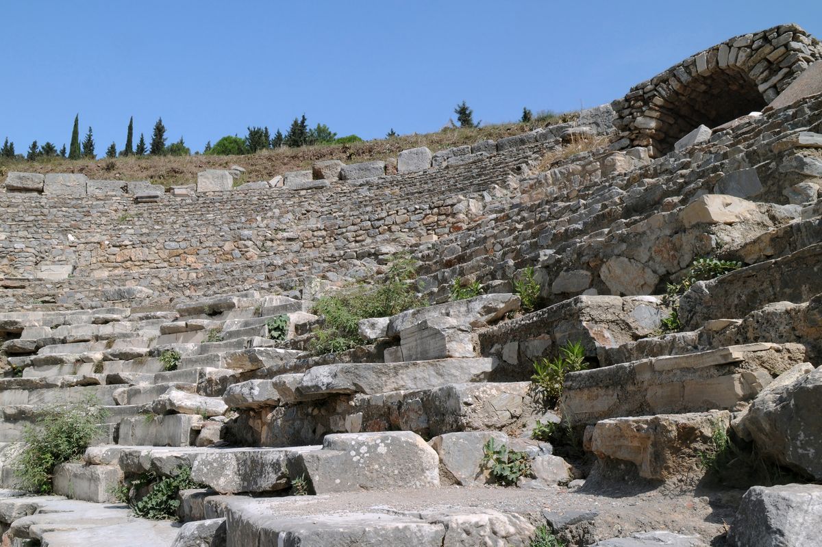 zur Vergrößerungsansicht des Bildes: Auf dem Foto sind die übrig gebliebenen Steine eines alten verfallenen Amphitheaters abgebildet - aus der Froschperspektive.