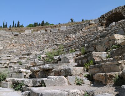 Auf dem Foto sind die übrig gebliebenen Steine eines alten verfallenen Amphitheaters abgebildet - aus der Froschperspektive.