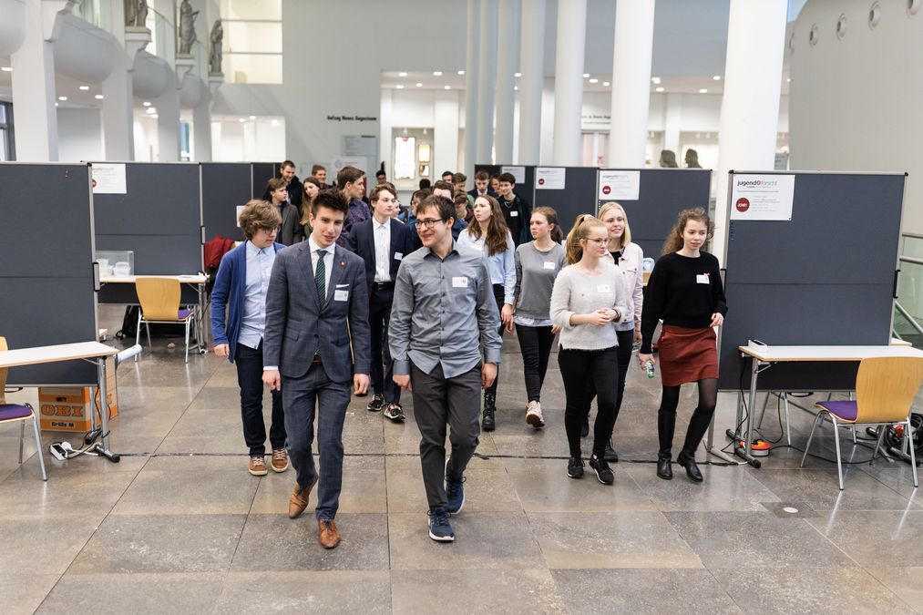 zur Vergrößerungsansicht des Bildes: die Teilnehmenden laufen ins Paulinum der Universität Leipzig ein, Foto: Christian Hüller