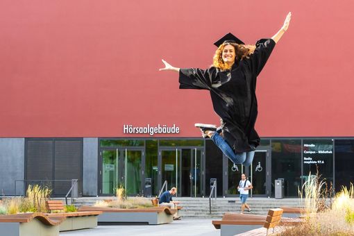 Alumna (Abschluss 2018) Rossitza Ivanova beim Freuden-Luftsprung im Leibnizhof, Foto: Swen Reichhold