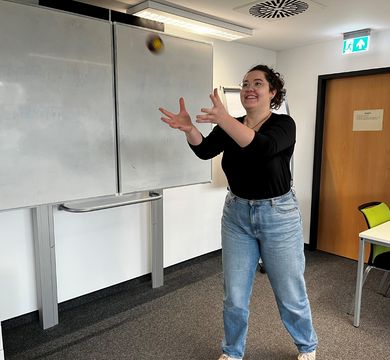Das Foto zeigt Autorin Antonie, wie sie einen Ball fängt.