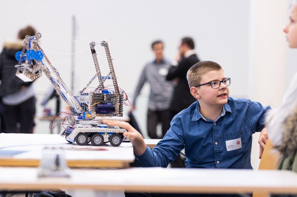 zur Vergrößerungsansicht des Bildes: Junge mit Transportroboter, Foto: Christian Hüller