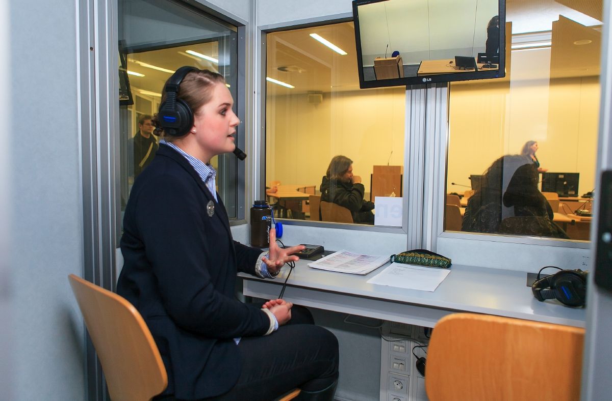 zur Vergrößerungsansicht des Bildes: Konferenzdolmetschen, Foto: Swen Reichold