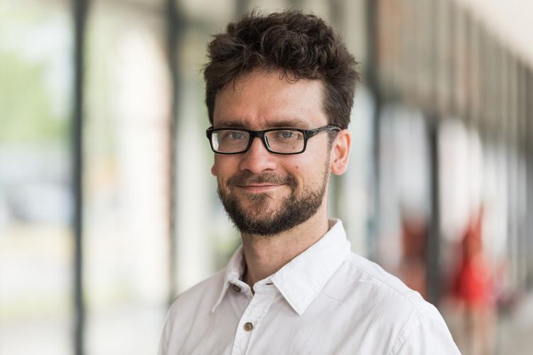 Porträtfoto von Dominik Becher