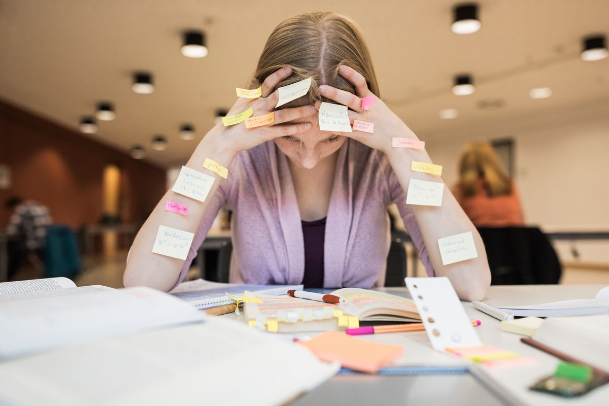 zur Vergrößerungsansicht des Bildes: Studentin im Prüfungsstress