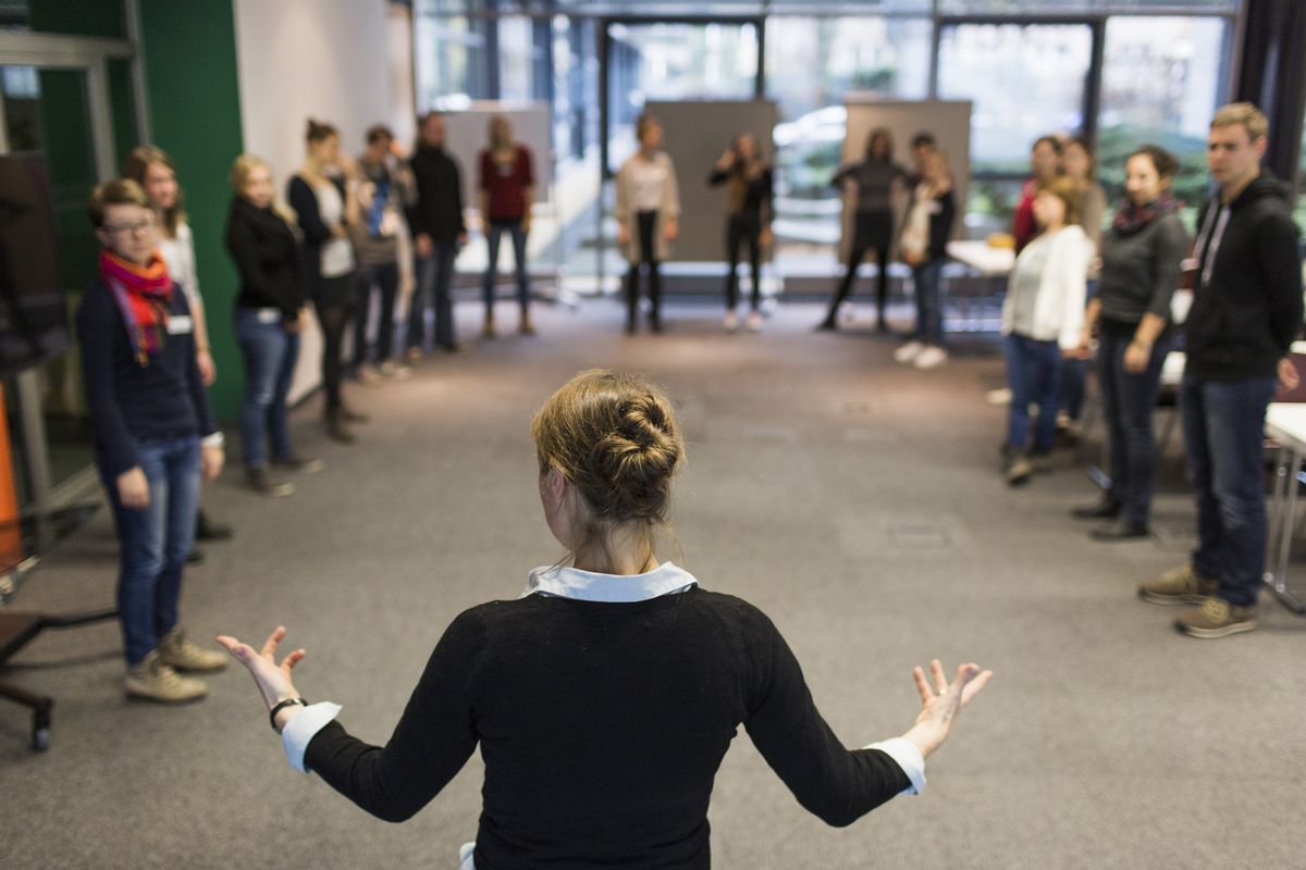 zur Vergrößerungsansicht des Bildes: Susanne Krämer beim Kommunikationstraining mit Studierenden; Foto: Christian Hüller 