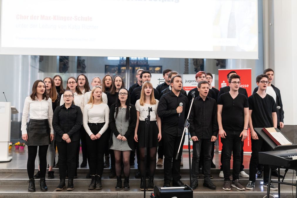 zur Vergrößerungsansicht des Bildes: Musik trifft MINT - der Chor der Max-Klinger-Schule singt zur Eröffnung und Preisverleihung, Foto: Christian Hüller
