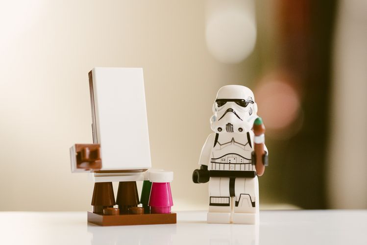 Eine Stormtrooper-Lego-Figur steht vor einem Flipchart. Foto: Daniel Cheung / Unsplash