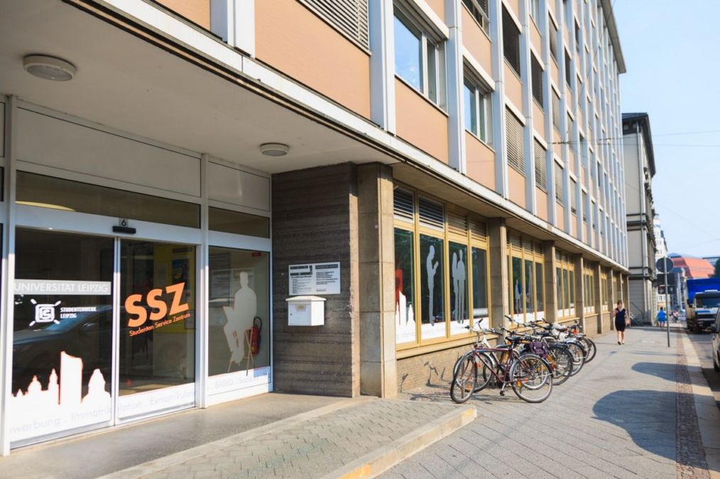Blick auf den Eingang des Studenten Service Zentrums gegenüber der Oper Leipzig