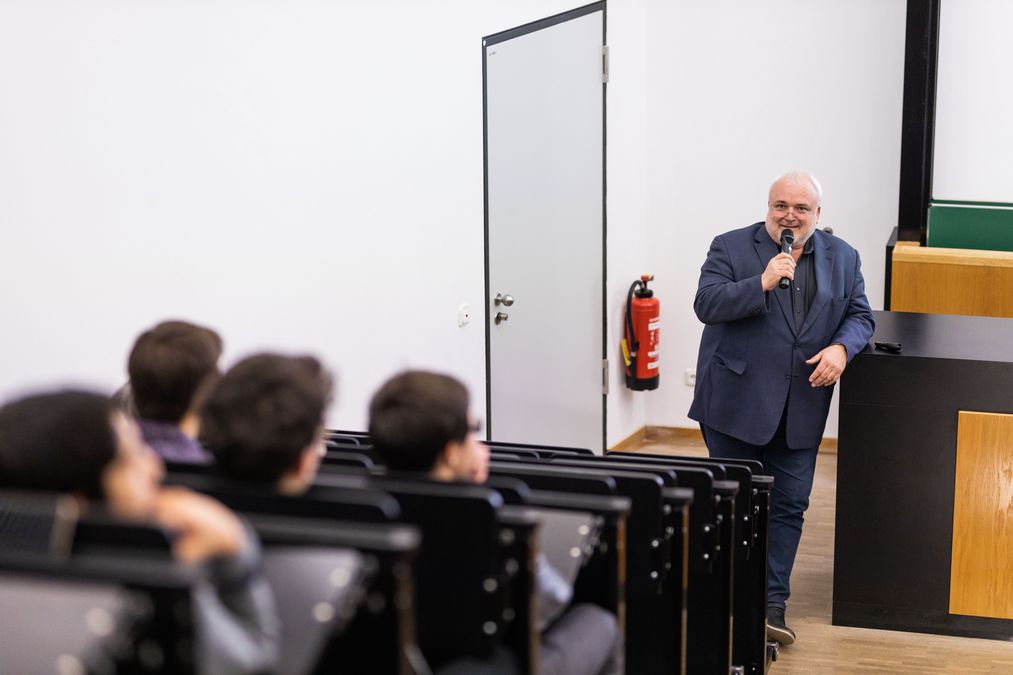 zur Vergrößerungsansicht des Bildes: Prof. Dr. Junhold (Leiter des Zoos Leipzig) hielt im Rahmenprogramm einem Vortag zum Zoo der Zukunft, Foto: Christian Hüller