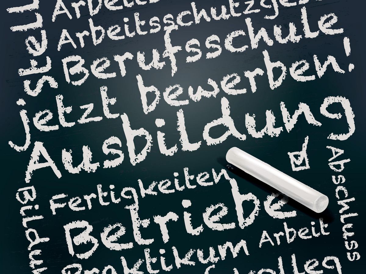 zur Vergrößerungsansicht des Bildes: Auf dem Bild sieht man viele Wörter aus der Wirtschaftspädagogik auf eine Tafel geschrieben.