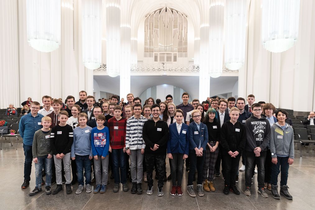 zur Vergrößerungsansicht des Bildes: Abschlussbild aller Teilnehmerinnen und Teilnehmer am Wettbewerb, Foto: Christian Hüller