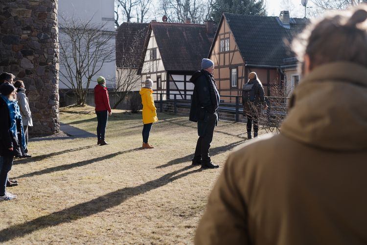 mehrere Menschen stehen in der Sonne