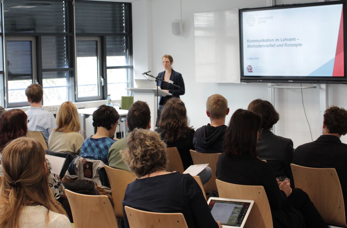 zur Vergrößerungsansicht des Bildes: Eröffnungsvortrag von Susanne Krämer bei der Tagung „Kommunikation im Lehramt“, Foto: Kevin Wache