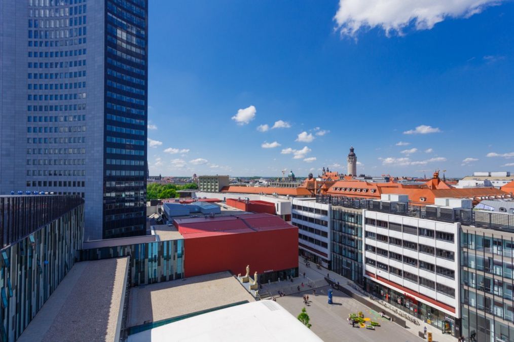 zur Vergrößerungsansicht des Bildes: Draufsicht auf den Innenhof des Campus Augustusplatz in der Innenstadt