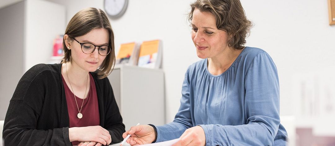 Eine Studentin lässt sich beraten, Foto: Christian Hüller