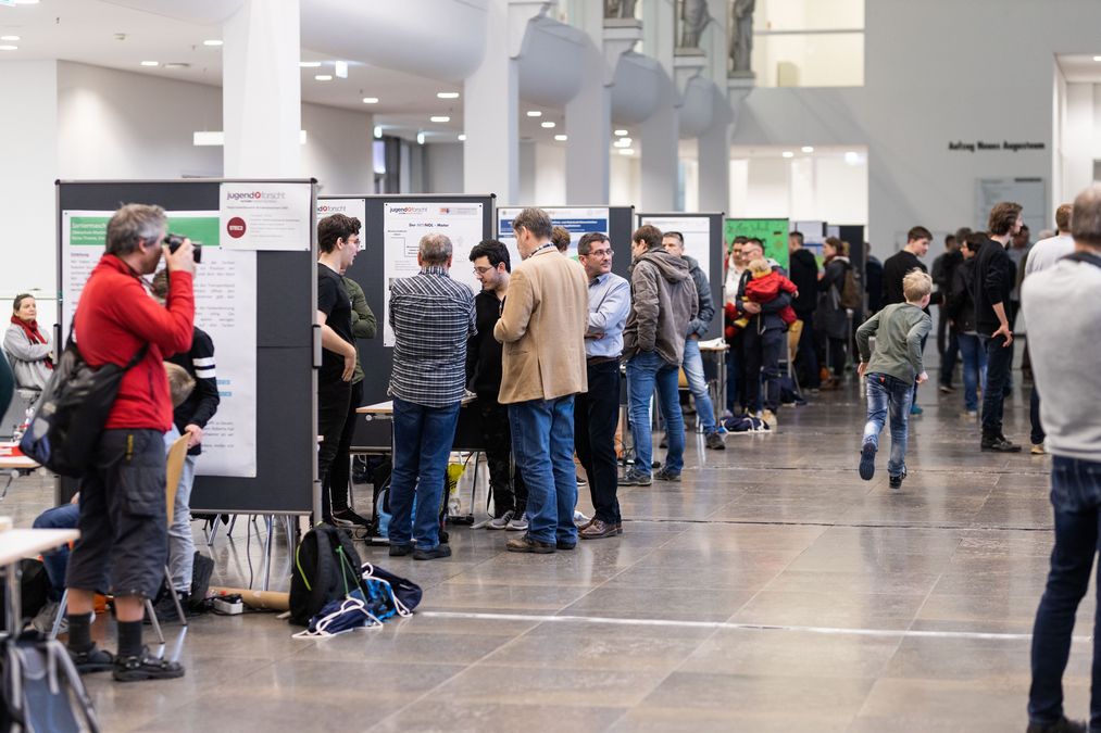 zur Vergrößerungsansicht des Bildes: Projektstände auf der Ausstellungsfläche im Neuen Augusteum der Universität Leipzig, Foto: Christian Hüller