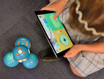 Spielendes Kind mit Tablet