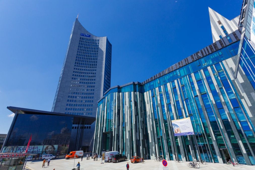 zur Vergrößerungsansicht des Bildes: Blick auf das Augusteum des Campus Augustusplatz und auf den MDR-Turm im Hintergrund