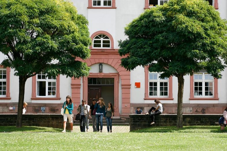 Blick auf Philosophisches Seminar der Universität Heidelberg, Innenhof Neue Universität, Studenten verlassen Seminar