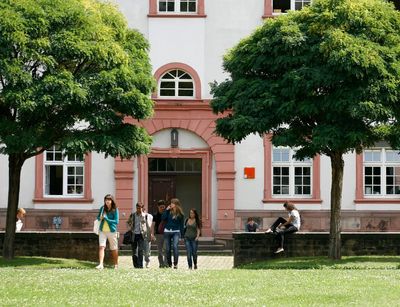 Blick auf Philosophisches Seminar der Universität Heidelberg, Innenhof Neue Universität, Studenten verlassen Seminar