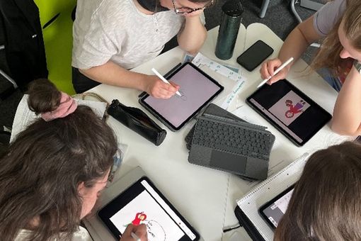 Studierende gestalten ein eigenes Märchenbuch und nutzen hier verschiedene Techniken 
