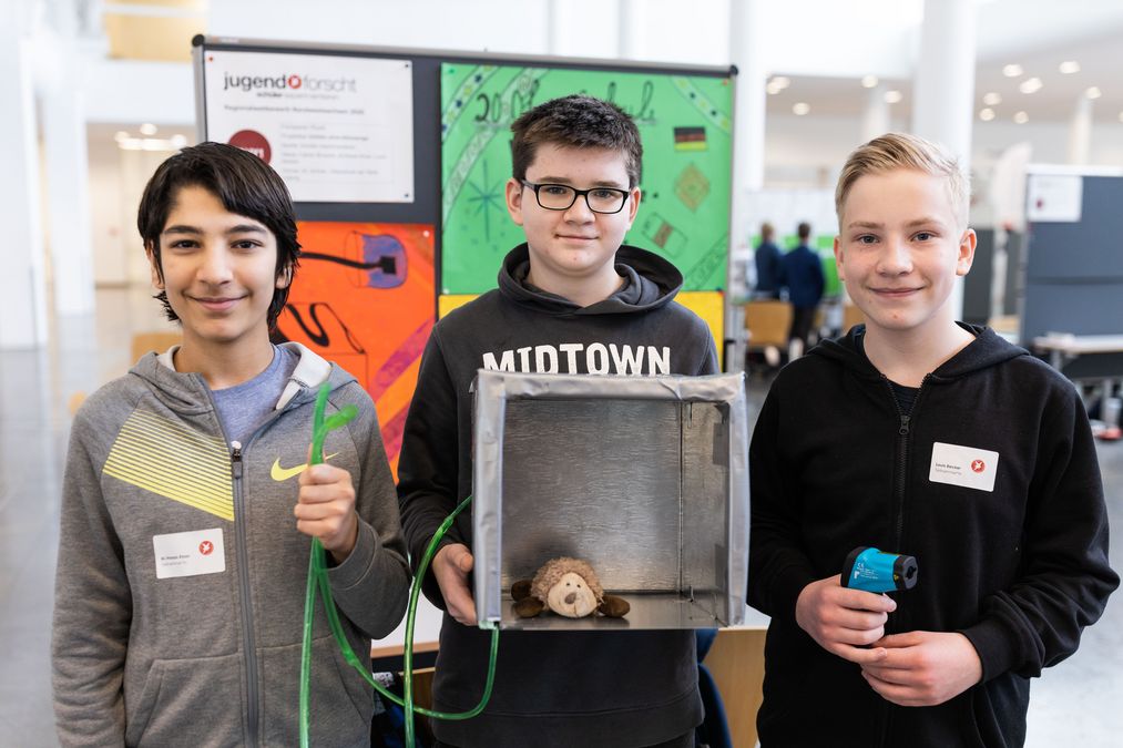 zur Vergrößerungsansicht des Bildes: 3 Schüler von Schüler experimentieren mit ihrem Projekt "Kühlen ohne Klimaanlge", Foto: Christian Hüller