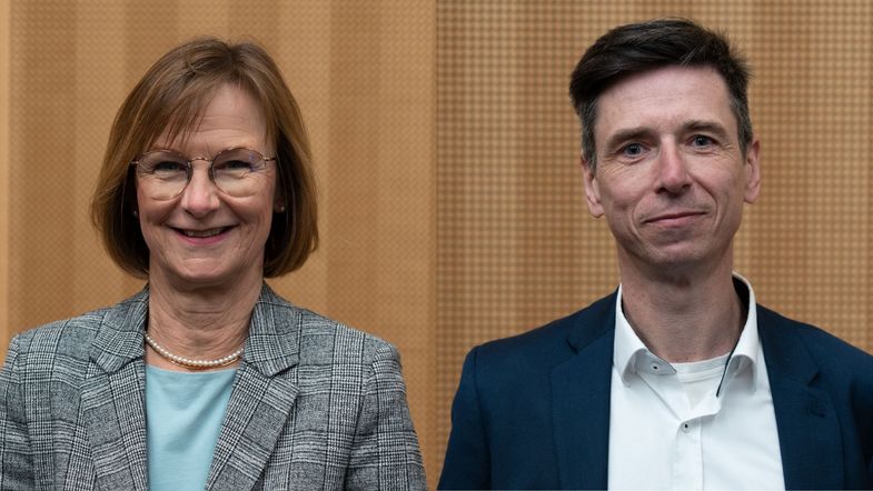 Das Bild zeigt zwei Porträtfotos von einer Frau und einem Mann nebeneinandergelegt. 
