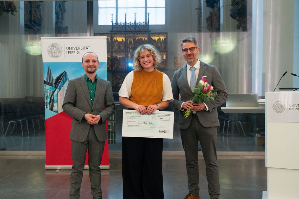 zur Vergrößerungsansicht des Bildes: Examenspreis 2024/2025: v.l.: René Michel (SLV), Lisa-Marie Seifart (Preisträgerin, Lehramt Oberschule), Alexander Biedermann (Direktor des ZLS)