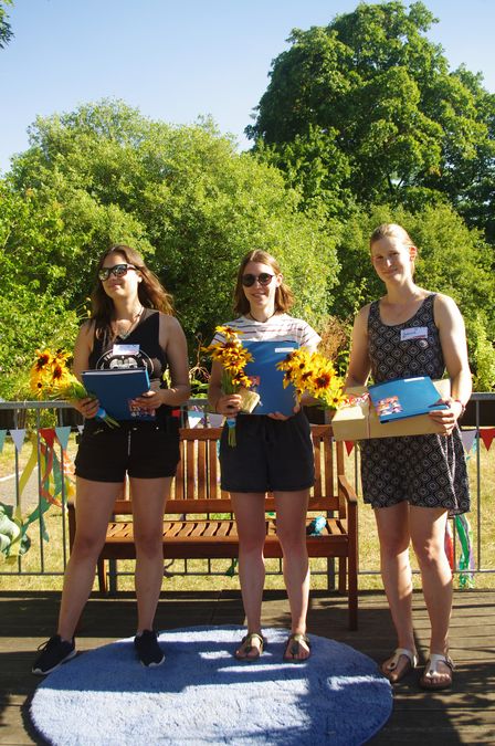 Drei Studentinnen als Gewinnerinnen des VieLeS-Wettbewerb