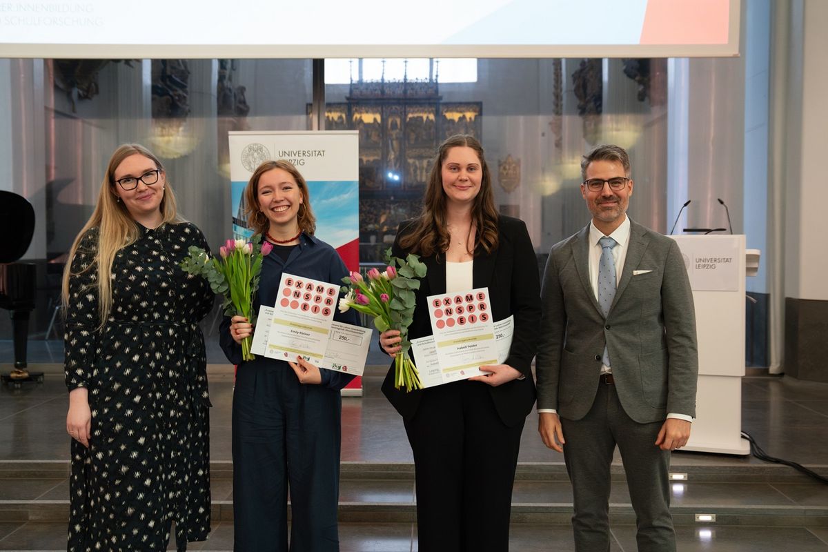 zur Vergrößerungsansicht des Bildes: Examenspreis 2024/2025: v.l.: Anne Witter (SLV), Emily Kleiner (Preisträgerin, Lehramt Grundschule), Isabell Feider (Preisträgerin, Lehramt Grundschule), Alexander Biedermann (Direktor des ZLS) 