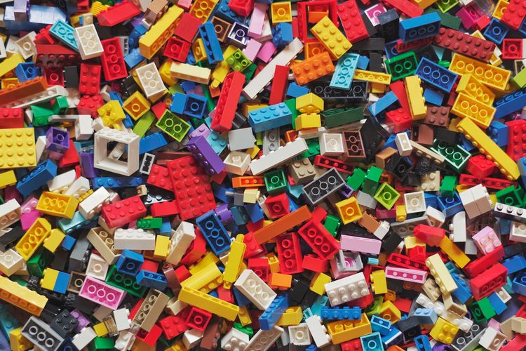 Viele bunte Lego-Steine. Foto: Xavi Cabrera / Unsplash