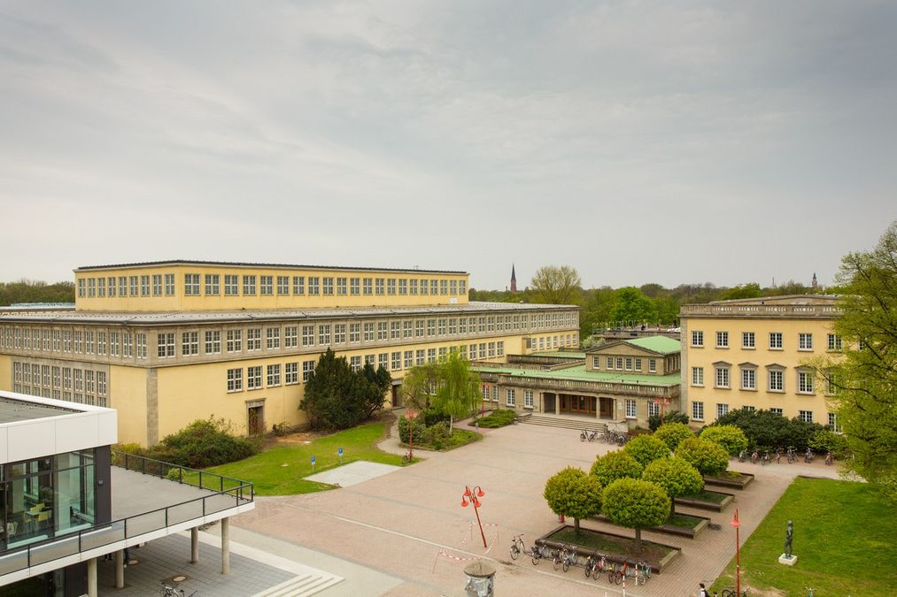 zur Vergrößerungsansicht des Bildes: Draufsicht von weit oben auf den Campus Jahnallee mit Blick auf die Sportwissenschaftliche Fakultät