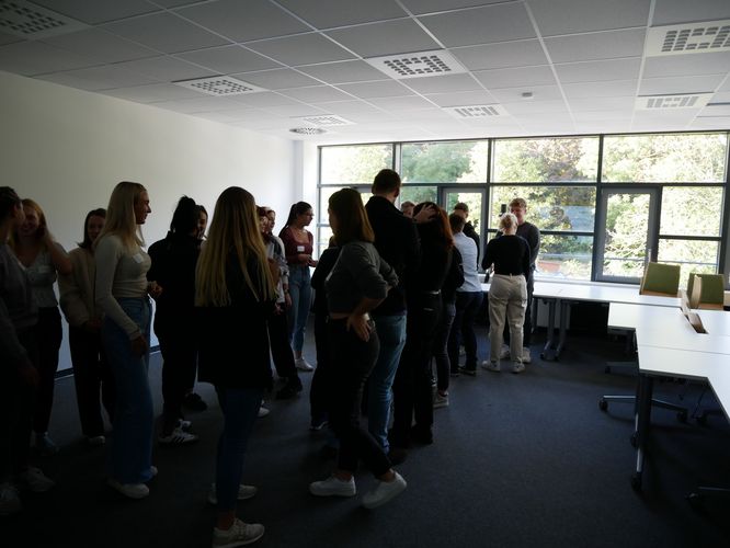 Austausch unter den neuen Studierenden, Foto: Laura Kirste