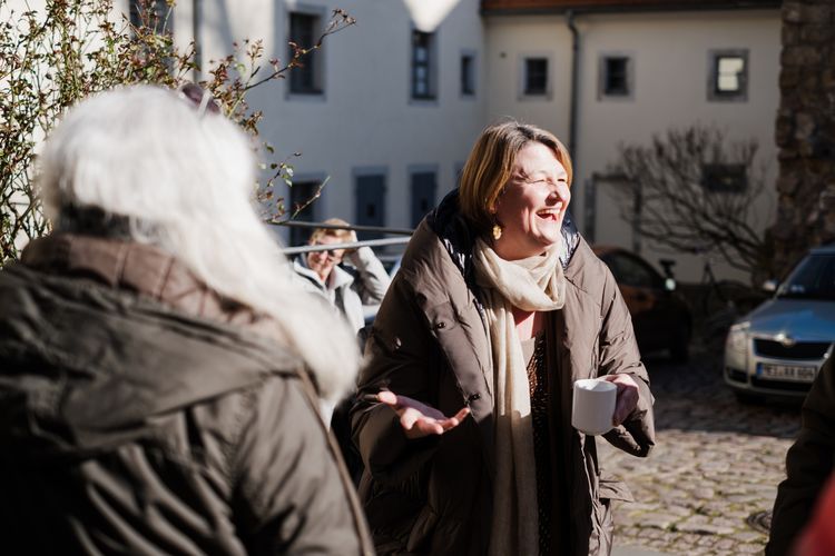 Frau lacht in der Sonne