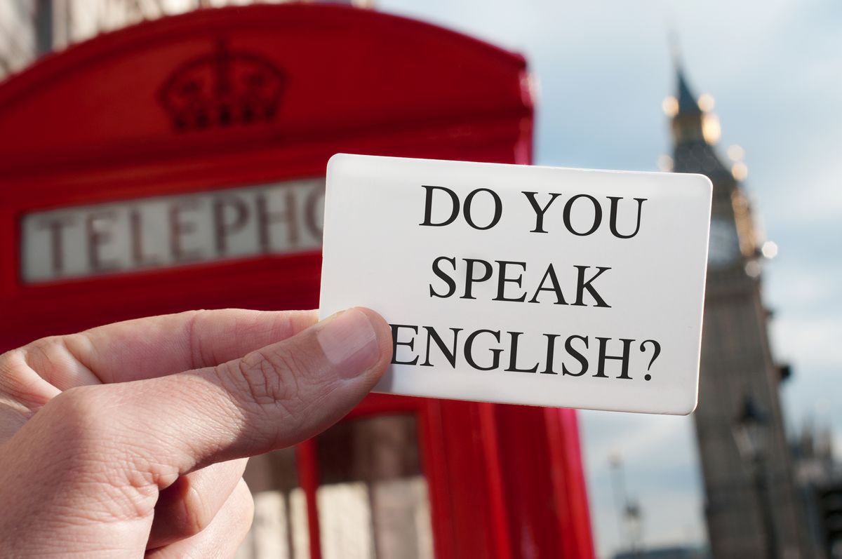 zur Vergrößerungsansicht des Bildes: Auf diesem Foto hält eine Hand einen Zettel in die Bildmitte mit dem Text: Do you speak English? Im Hintergrund sieht man eine typische Britische rote Telefonzelle und den Bigben.