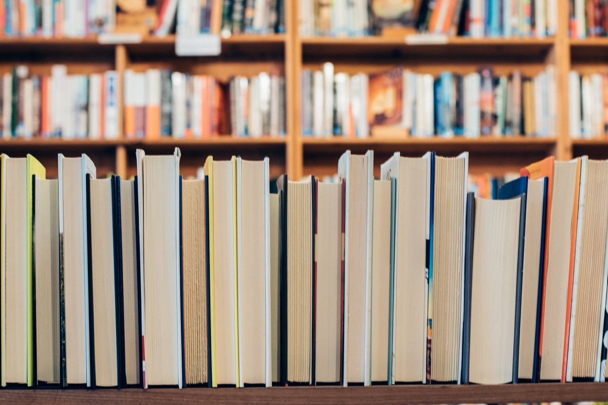 zur Vergrößerungsansicht des Bildes: Ein Regal voller Bücher. Foto: Jessica Ruscello / Unsplash.