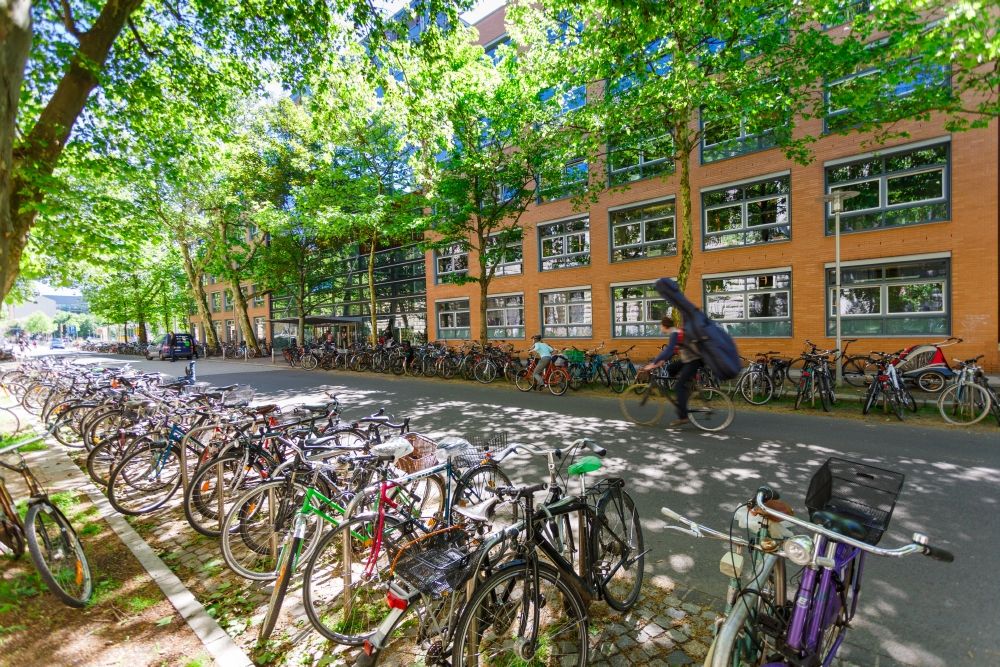 zur Vergrößerungsansicht des Bildes: Blick auf das Geisteswissenschaftliche Zentrum in der Fahrradstadt Leipzig, Foto: Christian Hüller