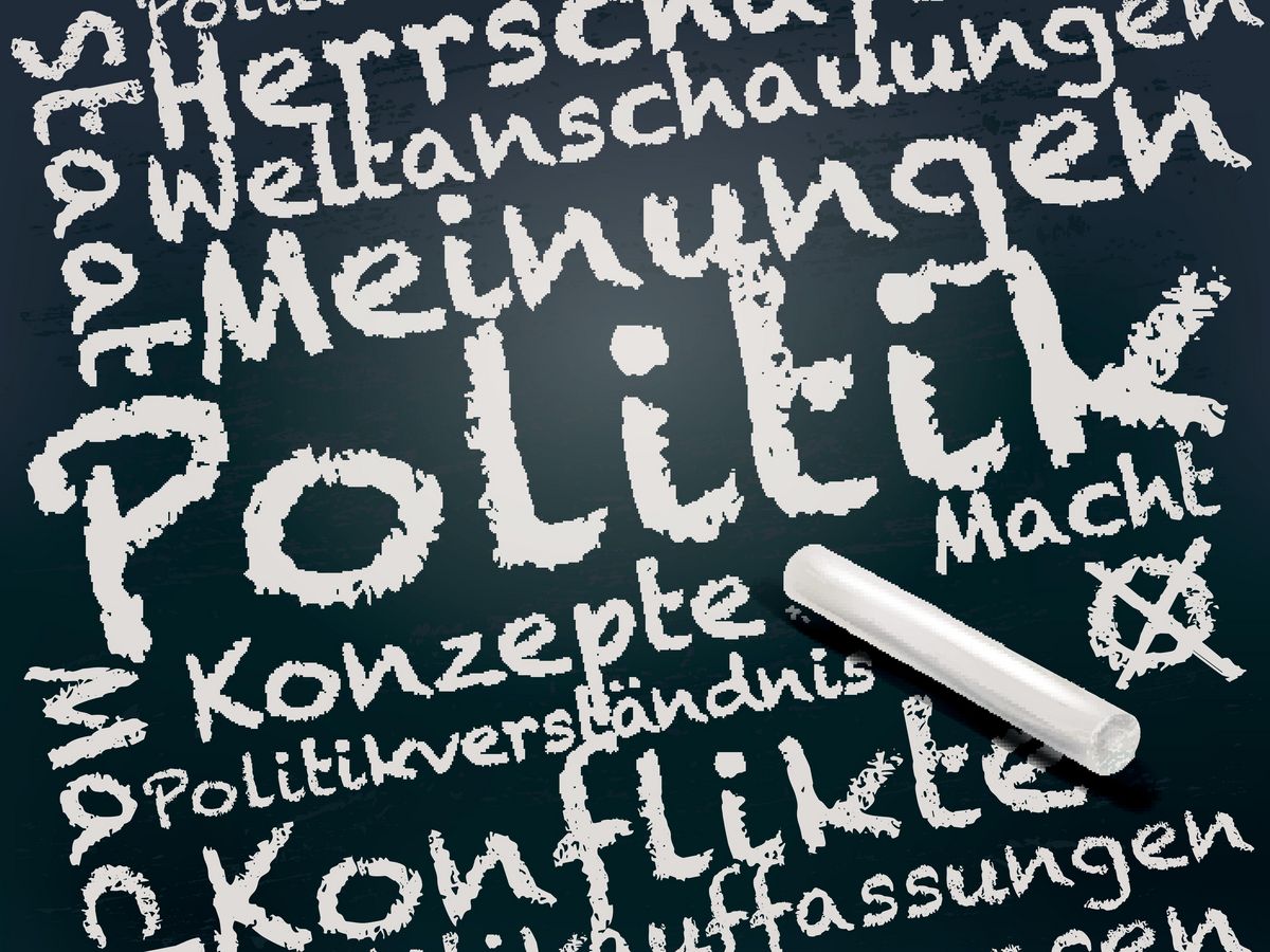 zur Vergrößerungsansicht des Bildes: Auf dem Bild sind verschiedene Wörter auf eine Tafel geschrieben, welche mit dem Fach Gemeinschaftskunde zu tun haben. Unter anderem: Politik, Staat, Macht, Weltanschauung, Herrschaft, Meinungen.