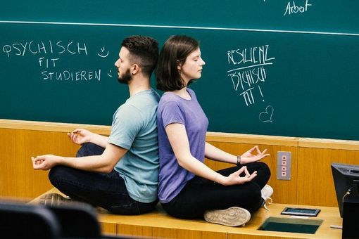 Die Kulturtechnik der Achtsamkeit wird vermehrt an Schulen und Hochschulen integriert.